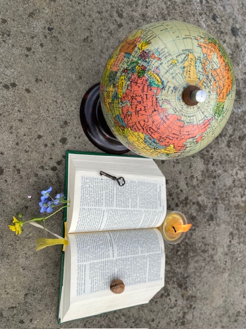 Bibel, Globus, Kerze